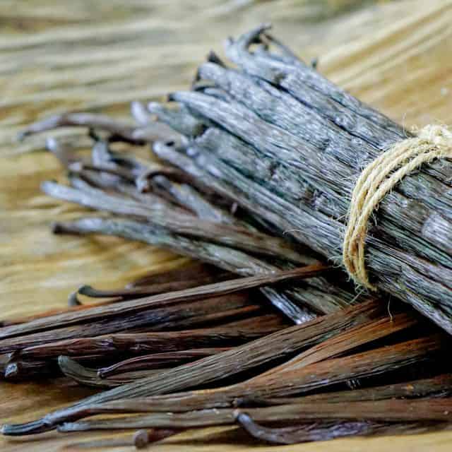 木の表面にバニラスティックの新しい束。