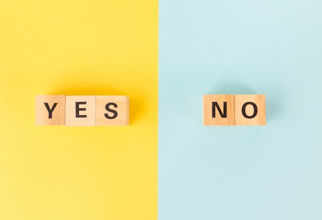 黄色と青の背景に「はい」と「いいえ」のブロック。