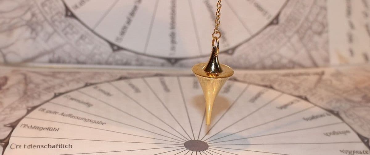 本からぶら下がっている金の五芒星。