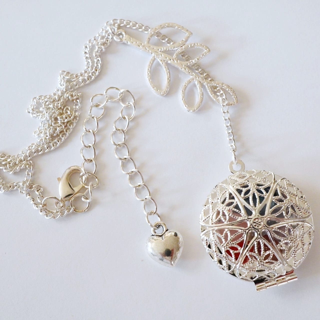 ハートとシルバーのチェーンが付いたシルバーのロケット。