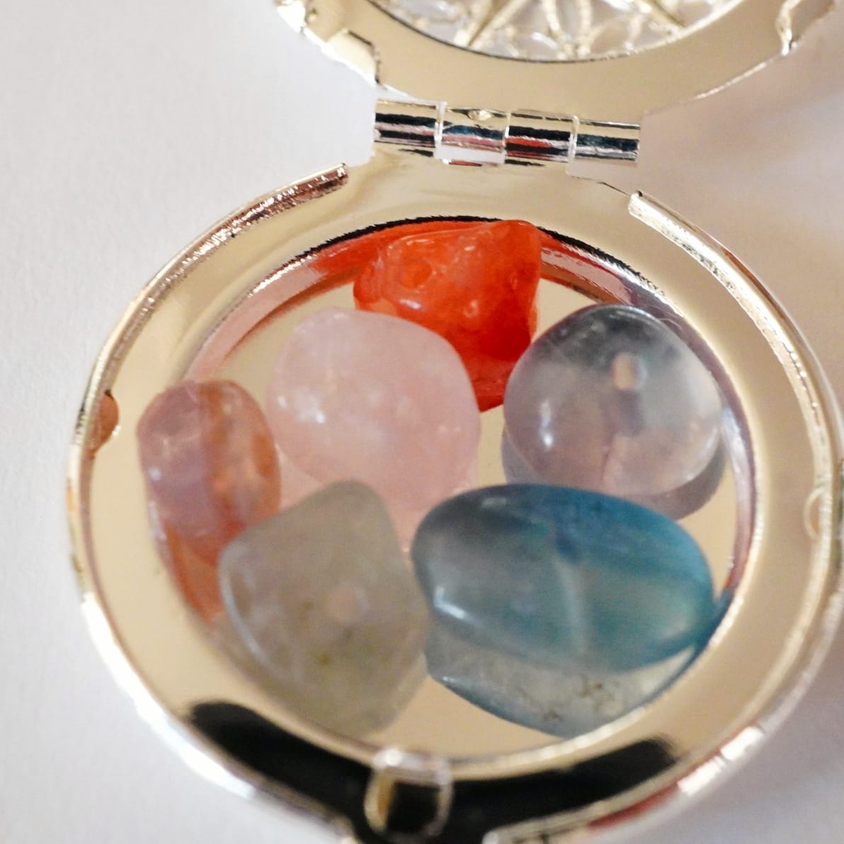 様々なカラーストーンが入ったシルバーのコンパクトです。