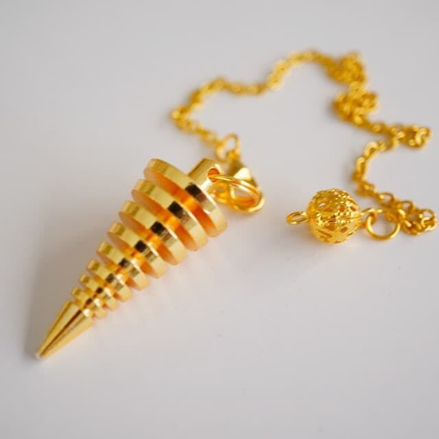 チェーン付きの真鍮のペンジュラム