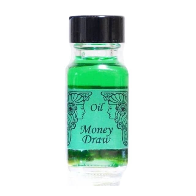 「Money Draw Oil」とラベルされた緑色の液体が入った小さなボトル。ラベルには、女神を思わせる 2 つの装飾的な横顔が向かい合っているのが特徴です。金運を求める人に最適な、繁栄と豊かさを約束するメモリーオイルです。
