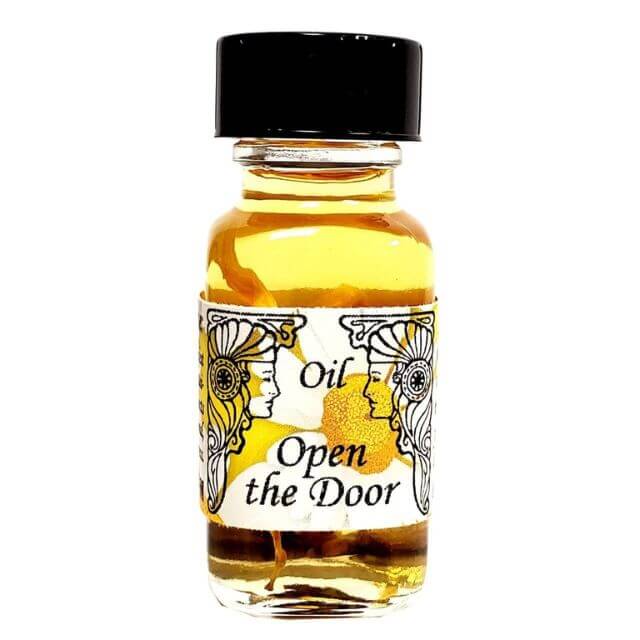 黒いキャップが付いた小さなガラス瓶に黄色いオイルが入っています。ラベルには「Oil Open the Door」と書かれており、向かい合う2人の横顔が描かれています。メモリーオイルが注入されており、繁栄を引き寄せ、金運を高め、女神のような幸運のオーラを放つと信じられています。